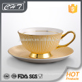 Elegante Goldstreifen verziert Keramik Tasse und Untertasse mit Hand gesetzt